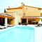 Maisons de vacances CASA-Manon des sources spacious holiday home with pool in Brue-Auriac : photos des chambres