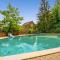 Maisons de vacances Cozy Home In Mirandol Bourgnounac With Outdoor Swimming Pool : photos des chambres