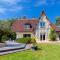 Maisons de vacances GITE LA TOURELLE AVEC PISCINE chauffee - 5 mn de la mer et Cabourg : photos des chambres