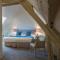 Hotels Hotel Aux Vieux Remparts, The Originals Relais : photos des chambres